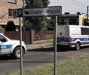 Na zdjęciu dwa radiowozy oraz znak z napisem Stadion Miejski