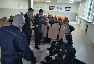 Na zdjęciu uczniowie klasy o profilu policyjnym na spotkaniu z umundurowanymi policjantami.