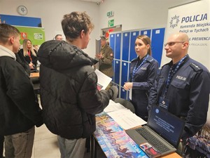 Policjanci podczas III Wiosennych Targów Pracy