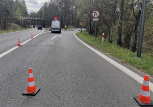 Na zdjęciu radiowóz Policji i zablokowana droga