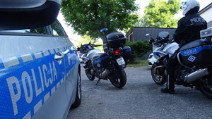 Na zdjęciu policjant na motocyklu służbowym.