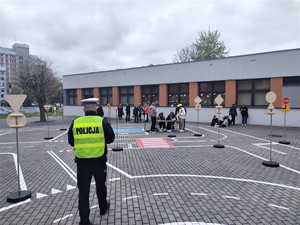 Na zdjęciu policjant ruchu drogowego na miasteczku rowerowym podczas Turnieju Bezpieczeństwa Ruchu Drogowego.