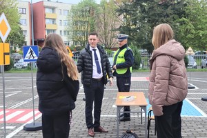 Na zdjęciu policjanci ruchu drogowego oraz uczestnicy na miasteczku rowerowym podczas Turnieju Bezpieczeństwa Ruchu Drogowego.