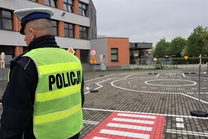 Na zdjęciu policjant ruchu drogowego na miasteczku rowerowym podczas Turnieju Bezpieczeństwa Ruchu Drogowego.