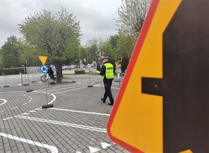 Na zdjęciu policjant ruchu drogowego na miasteczku rowerowym podczas Turnieju Bezpieczeństwa Ruchu Drogowego.