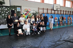 Na zdjęciu uczestnicy uroczystości związanej z zakończeniem szkoły i rozdaniem świadectw absolwentom klas mundurowych.