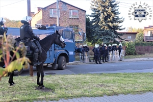 Na zdjęciu umundurowani policjanci, mundurowi na koniach oraz policyjna armatka wodna.