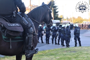 Na zdjęciu umundurowani policjanci oraz mundurowi na koniach.