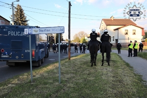 Na zdjęciu umundurowani policjanci, mundurowi na koniach oraz policyjna armatka wodna.