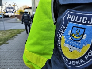 Na zdjęciu naszywka na policyjnym mundurze z napisem Komenda Miejska Policji w Tychach.