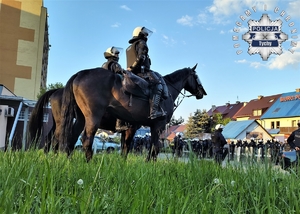 Na zdjęciu umundurowani policjanci oraz mundurowi na koniach.