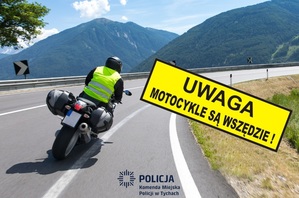 Na zdjęciu kierujący motocyklem. W tle góry. Po prawej stronie napis o treści: Uwaga! Motocykle są wszędzie