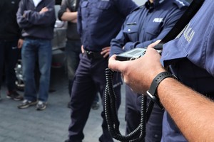 Policjanci oraz uczestnicy dwudniowych zajęć na komendzie.