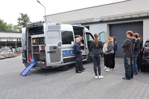 Policjanci oraz uczestnicy dwudniowych zajęć na komendzie.