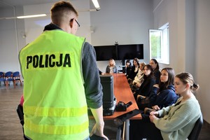 Policjanci oraz uczestnicy dwudniowych zajęć na komendzie.