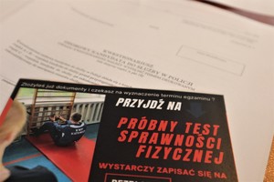 Na zdjęciu kwestionariusz dla kandydata oraz ulotka dotycząca testu sprawności fizycznej