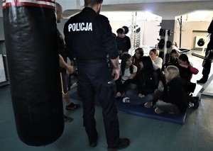 Na zdjęciu policjanci podczas pokazu technik i taktyk interwencji oraz uczestnicy zajęć.