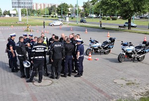 Na zdjęciu policjanci podczas konkurencji jazdy sprawnościowej motocyklem.