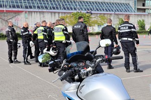 Na zdjęciu policjanci podczas konkurencji jazdy sprawnościowej motocyklem.