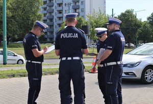 Na zdjęciu policjanci podczas konkurencji jazdy sprawnościowej motocyklem.