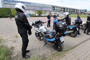 Na zdjęciu policjanci podczas konkurencji jazdy sprawnościowej motocyklem.