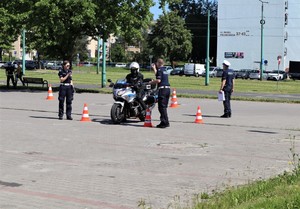 Na zdjęciu policjant podczas konkurencji jazdy sprawnościowej motocyklem.