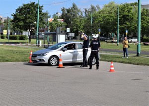 Na zdjęciu policjanci podczas konkurencji jazdy sprawnościowej samochodem.