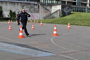 Na zdjęciu policjant podczas biegu.