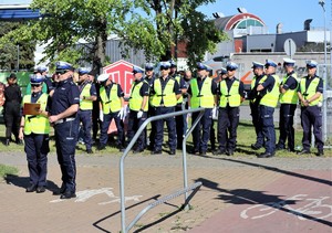 Policjanci podczas konkurencji ręcznej regulacji ruchem na skrzyżowaniu.