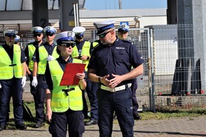 Policjanci podczas konkurencji ręcznej regulacji ruchem na skrzyżowaniu.