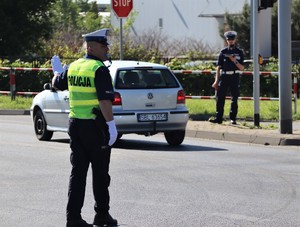 Policjant podczas konkurencji ręcznej regulacji ruchem na skrzyżowaniu.