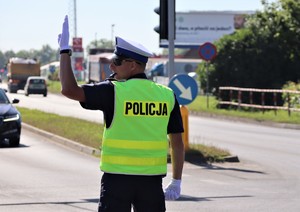 Policjant podczas konkurencji ręcznej regulacji ruchem na skrzyżowaniu.