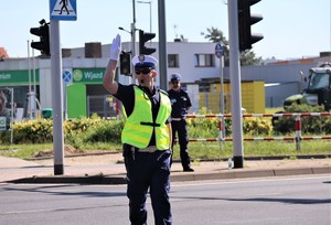 Policjant podczas konkurencji ręcznej regulacji ruchem na skrzyżowaniu.