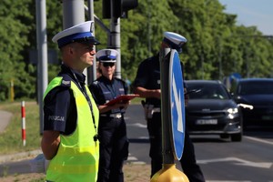 Policjant podczas konkurencji ręcznej regulacji ruchem na skrzyżowaniu.