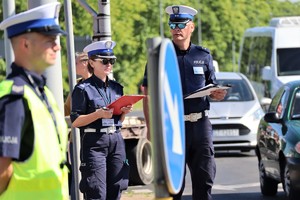 Sędziowie oraz policjant podczas konkurencji ręcznej regulacji ruchem na skrzyżowaniu.