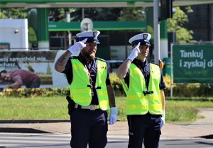 Policjanci podczas konkurencji ręcznej regulacji ruchem na skrzyżowaniu.