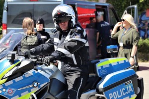 Na zdjęciu policjant na motocyklu