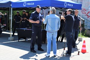 Na zdjęciu Zastępca Komendanta Wojewódzkiego Policji insp. Jacek Stelmach udzielający wywiadu.