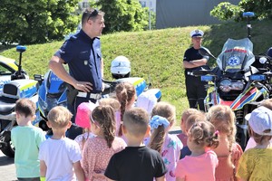 Na zdjęciu policjant oraz dzieci.