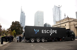 na zdjęciu Escapetruck stoi na parkingu w centrum Warszawy, w tle znajdują się wieżowce