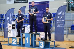 Policjanci stojący na podium.