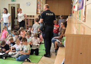 Na zdjęciu policjant na spotkaniu z przedszkolakami.