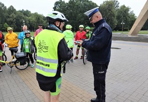 Na zdjęciu rowerzyści i policjant ruchu drogowego.