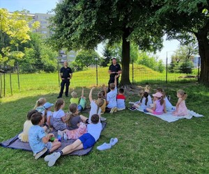 Na zdjęciu policjanci oraz dzieci.