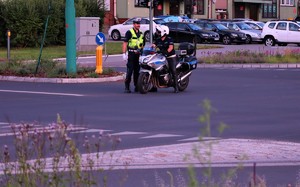 na zdjęciu policjanci na skrzyżowaniu