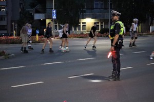 na zdjęciu policjant kierujący ruchem na skrzyżowaniu