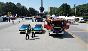 Na zdjęciu Plac pod Żyrafą w Tychach, na którym znajdują się pojazdy i uczestnicy wydarzenia.