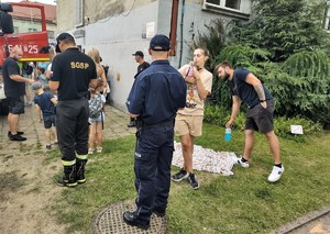 Policjant rozmawiający z kobietą