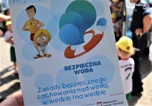 Kolorowa książeczka z napisem o treści: Bezpieczeństwo nad wodą