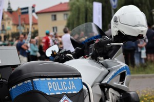 Na zdjęciu policyjny motocykl. W tle ludzie.